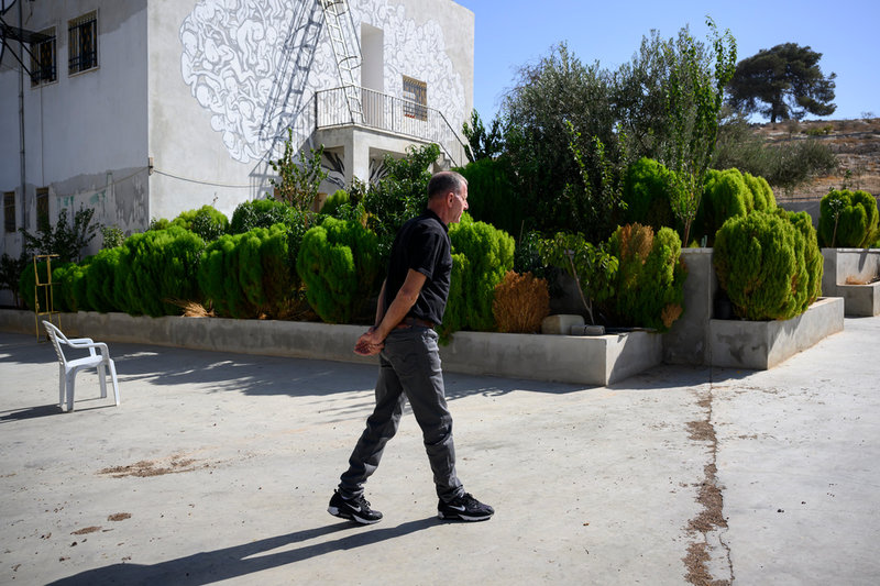 Hafeth Huraini utanför familjens hus, där de hyser aktivister från hela världen.