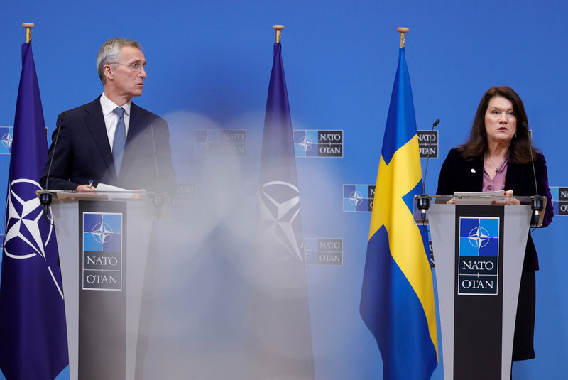 Natos generalsekreterare Jens Stoltenberg tillsammans med utrikesminister Ann Linde (S) efter ett möte på Nato-högkvarteret i måndags.
