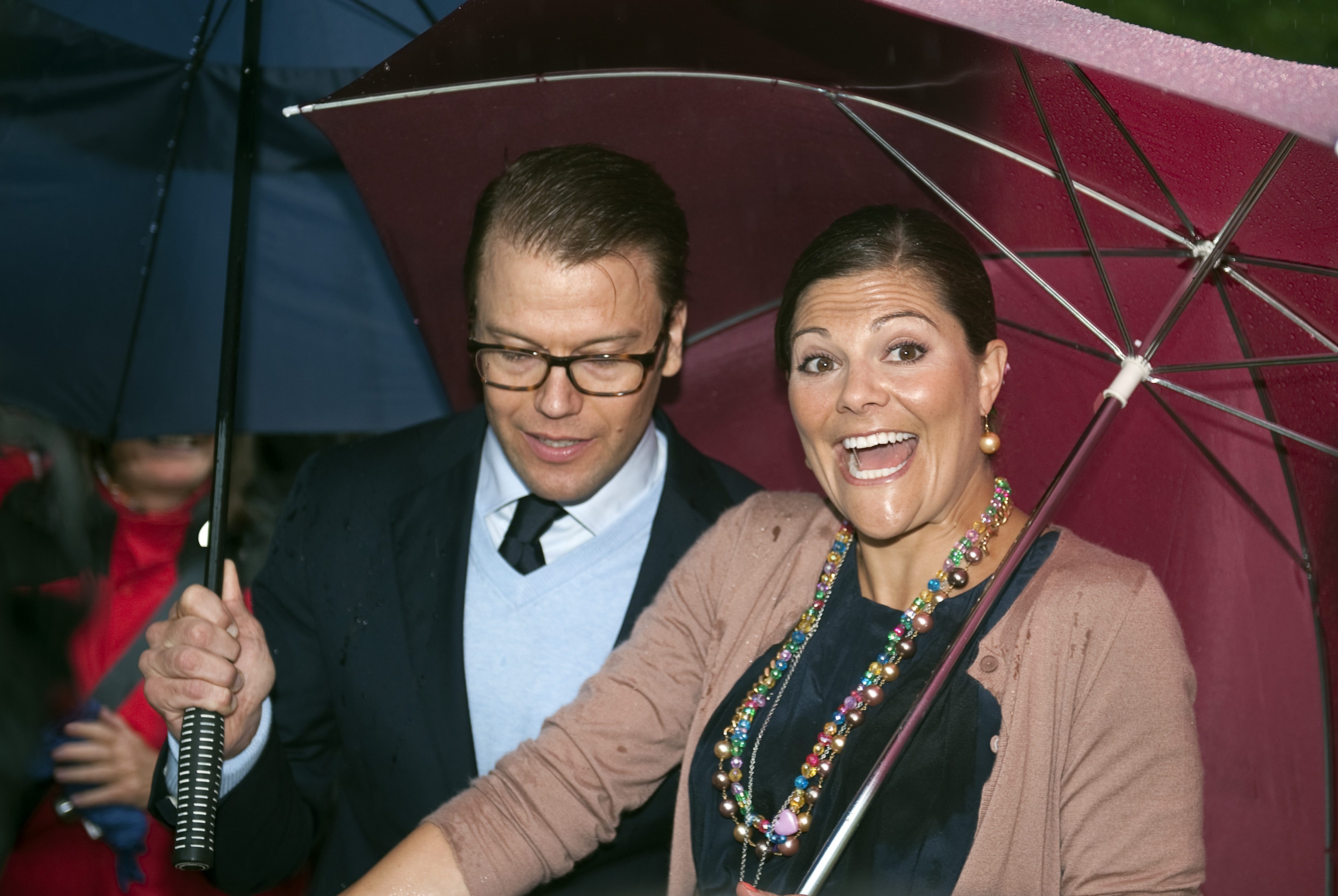 Prins Daniel och kronprinsessan Victoria på Borgholm 2011 när sessan fyllde 34 år. I regnet. Prins Daniel och kronprinsessan Victoria på Borgholm 2011 när sessan fyllde 34 år. I regnet.
