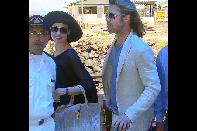 Nyförlovade Angelina Jolie och Brad Pitt firar sin kärlekslycka på Galapagosöarna. 