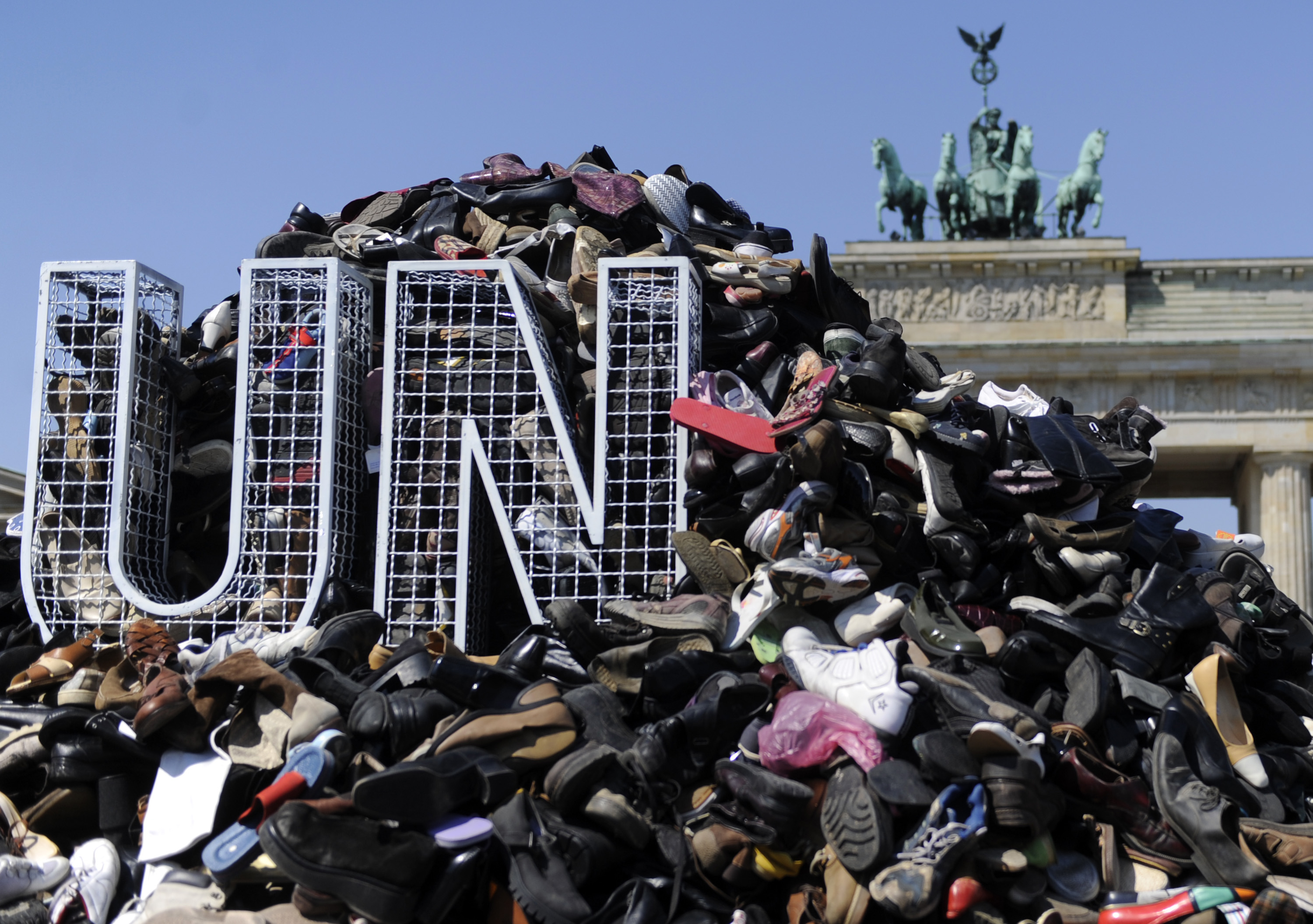 The Pillar of Shame består av FN:s logga och 16 000 par skor där varje par representerar offer som föll för de bosnienserbiska styrkorna. Högen med skor var placerad i Berlin.
