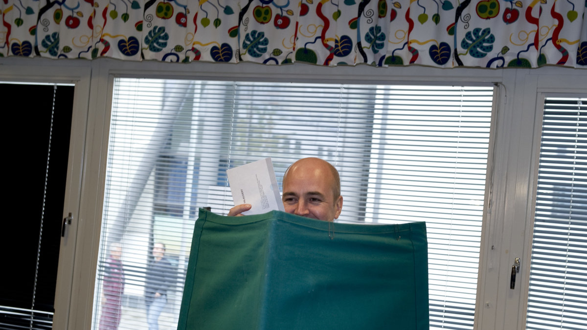 Fredrik Reinfeldt lägger sin röst i valet 2010.