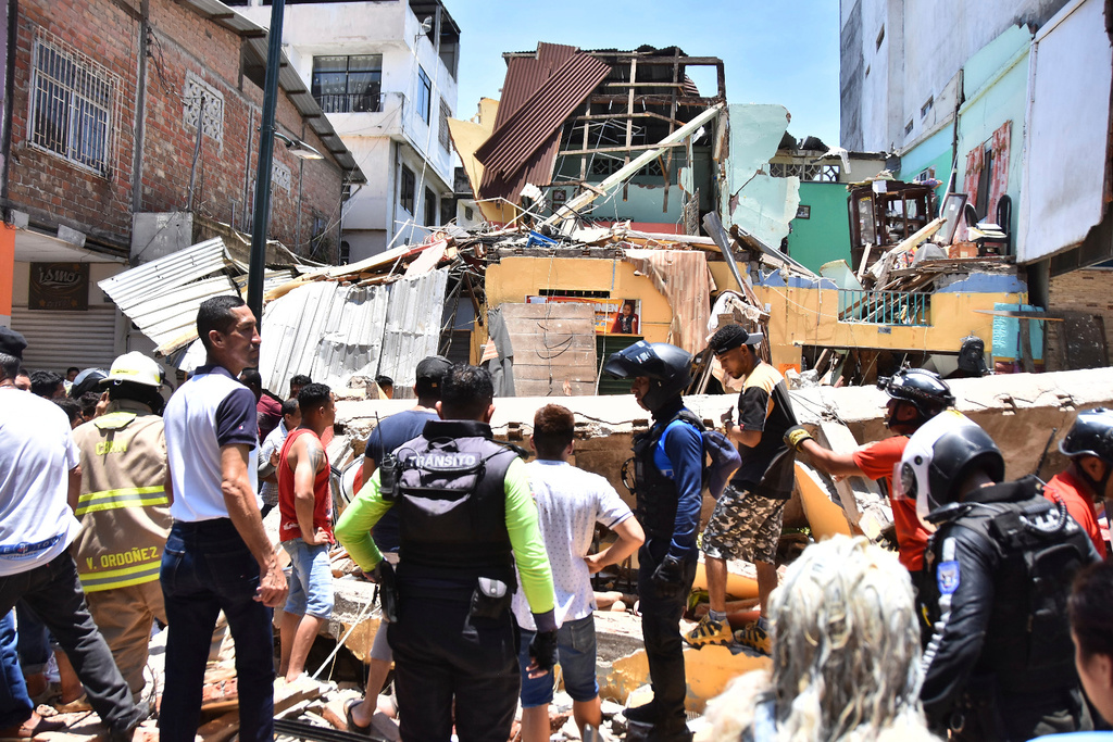 Räddningstjänst och boende söker i rasmassorna efter skalvet i staden Machala i Ecuador.