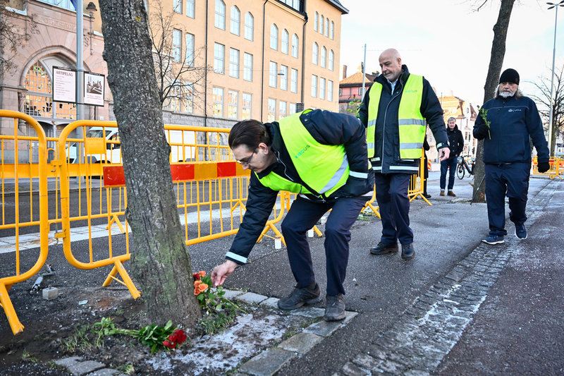 Busschauffören Mohsen Forghani besöker olycksplatsen tillsammans med kollegor för att hedra offren som omkom när en buss på fredagen körde in i en busskur på Östermalm i Stockholm.
