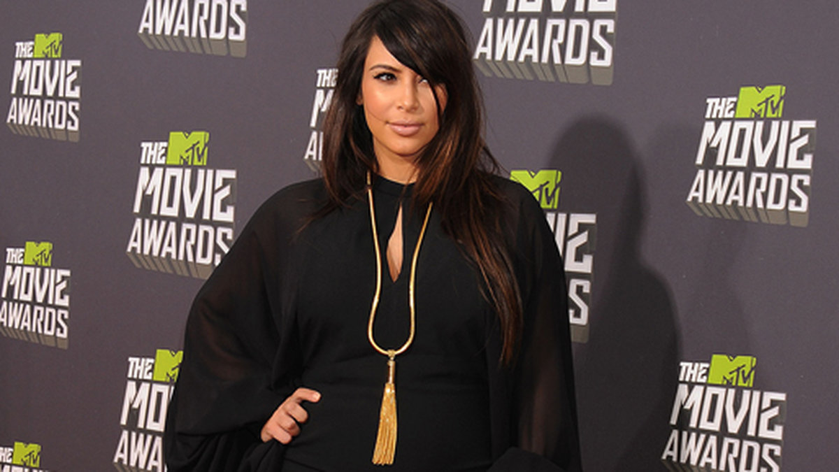 Kim Kardashian har hånats för sin gravidstil men här lyckas hon med looken för första gången på länge. 