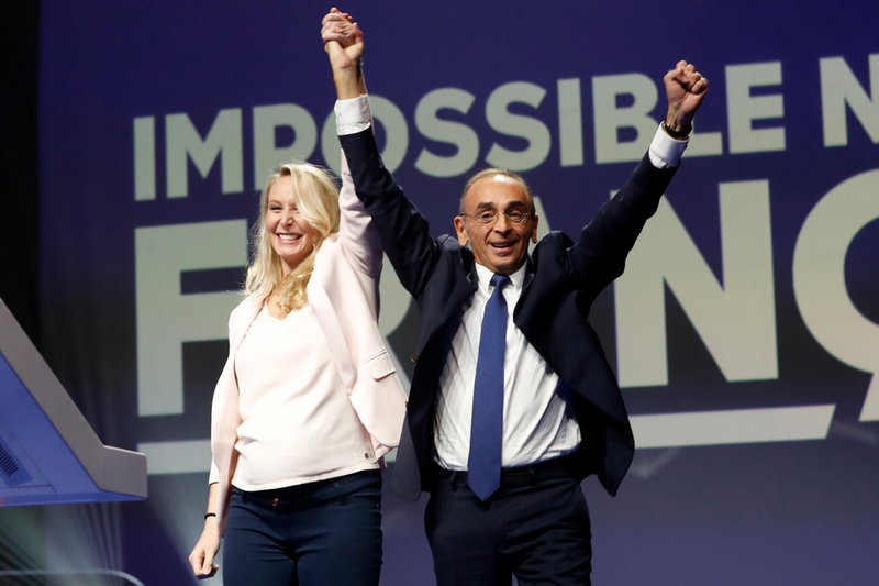 Éric Zemmour har tagit plats till höger om Marine Le Pen och splittrat hennes väljarbas. Och hennes familj. Här poserar Zemmour tillsammans med Le Pens systerdotter Marion Maréchal-Le Pen, när hon officiellt ställde sig bakom honom vid ett valmöte i Toulon i början av mars.