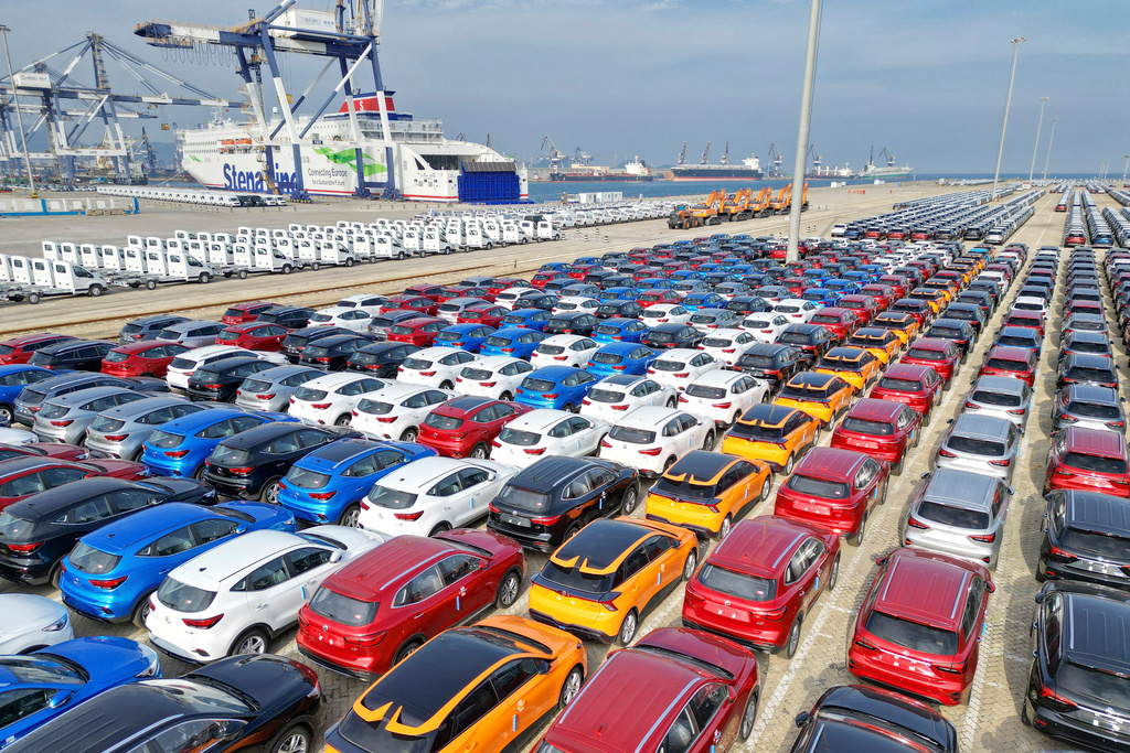 Nya bilar väntar på att exporteras ut från en hamn i Yantai i östra Kina. Arkivbild.