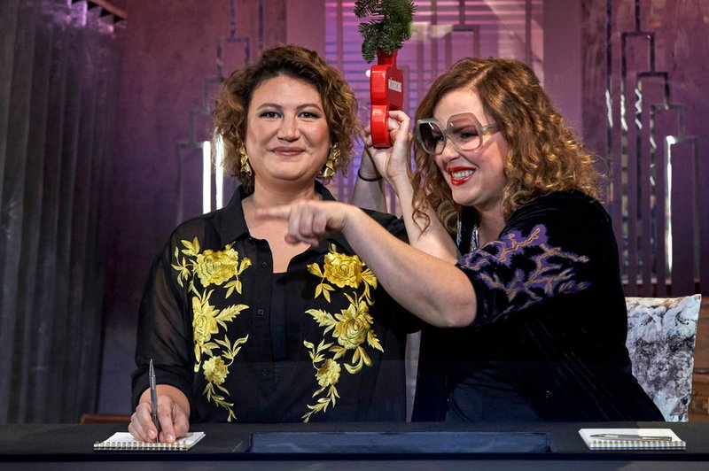Ina Lundström och Hanna Hellquist är i final i 'På spåret'. Pressbild.