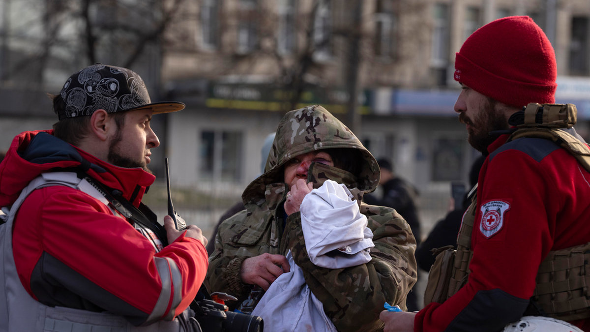 En skadad invånare i Kiev söker vård efter dagens attacker.