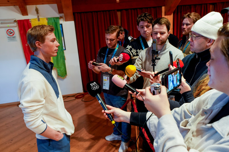 Einar Hedegart omsvärmad av journalister på den norska basen i Castello di Fiemme inför OS-debuten.