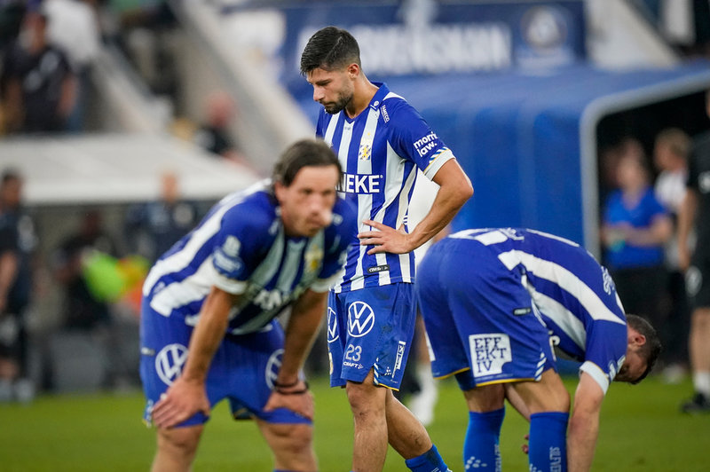 Kevin Yakob och hans lagkamrater deppar efter förlusten.