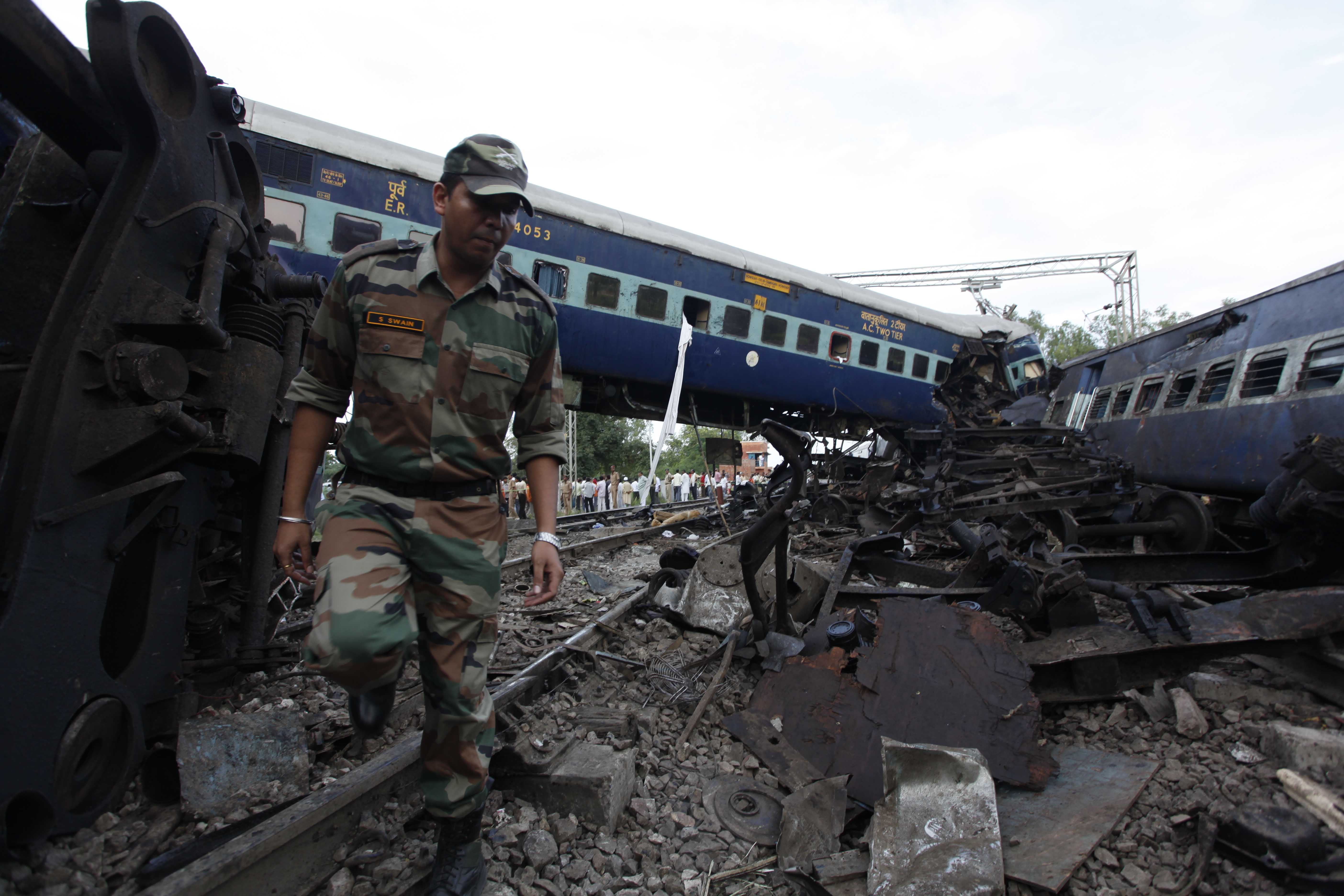 Den indiska militären söker igenom bråtet efter tåget i hopp om att hitta fler överlevande.