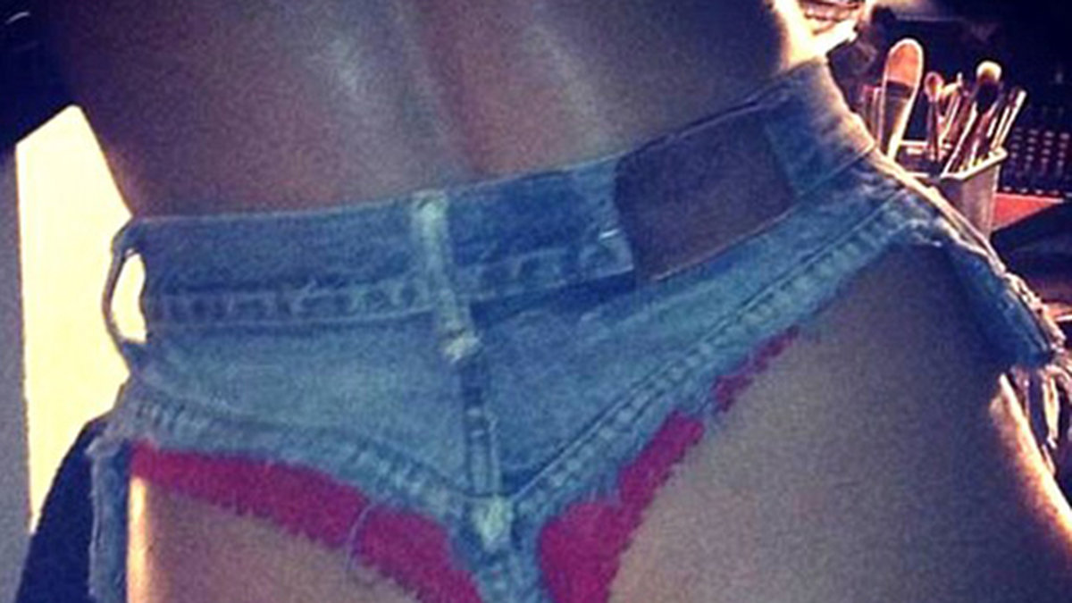 Ännu mer Rihanna – här visar hon sin bakdel i jeansshorts som vi kanske skulle kalla för stringtrosor istället? 