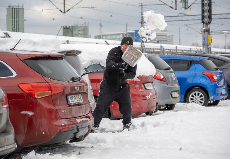 En bil skottas fram på parkeringen vid hamnen i Ystad. Arkivbild. Foto: Johan Nilsson / TT
