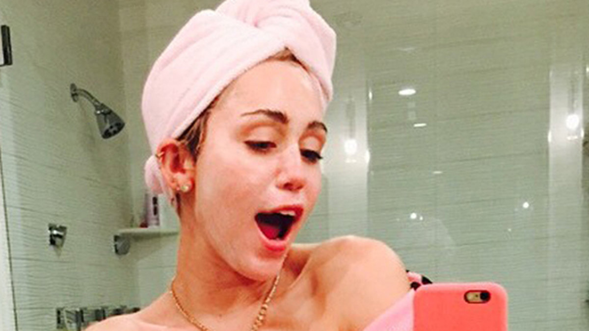 Miley Cyrus tar en selfie. 
