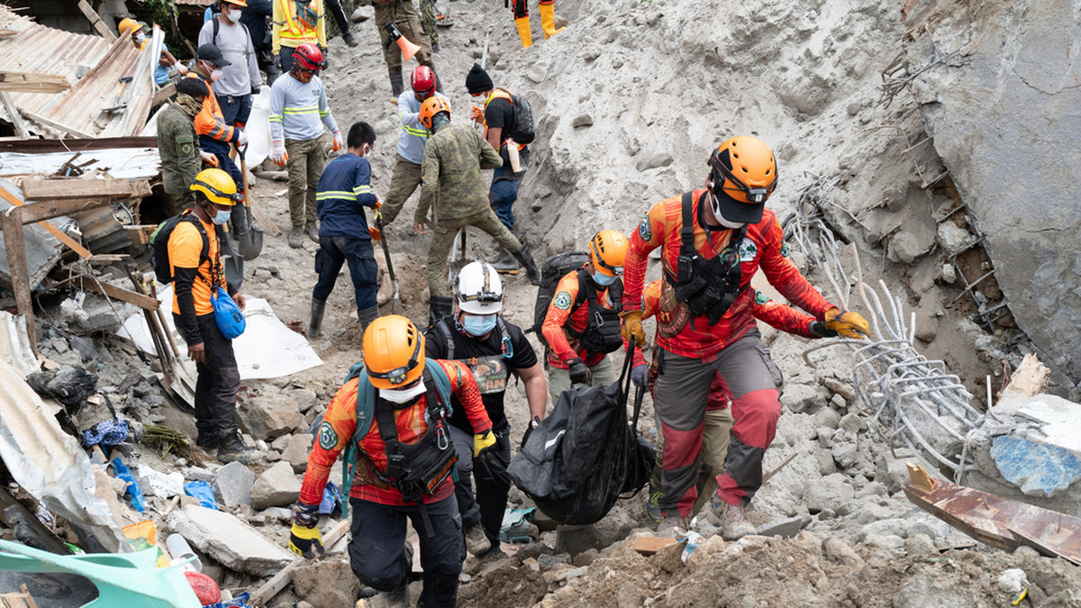Hjälparbetare vid platsen för jordskredet som inträffade i tisdags i södra Filippinerna.