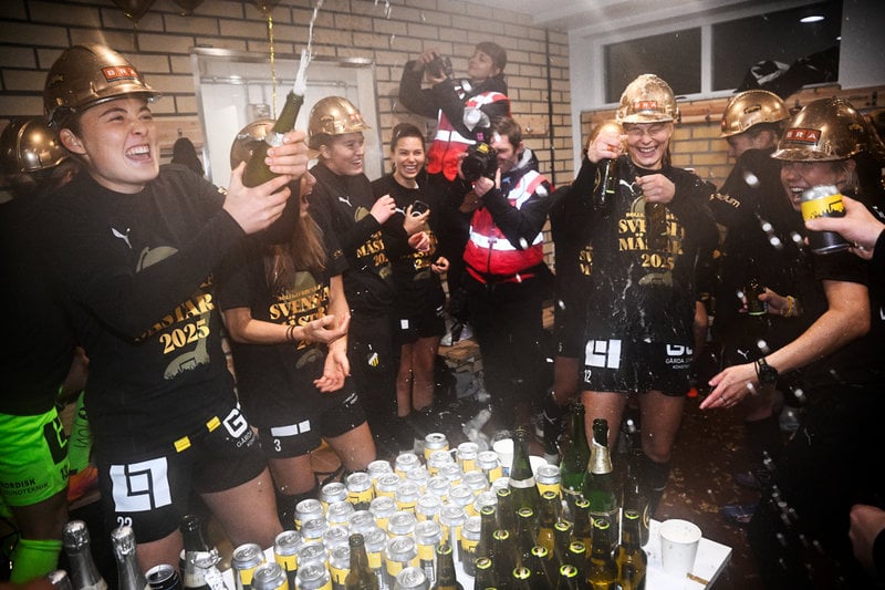 Häcken firar SM-guldet i omklädningsrummet på Kristinebergs IP.