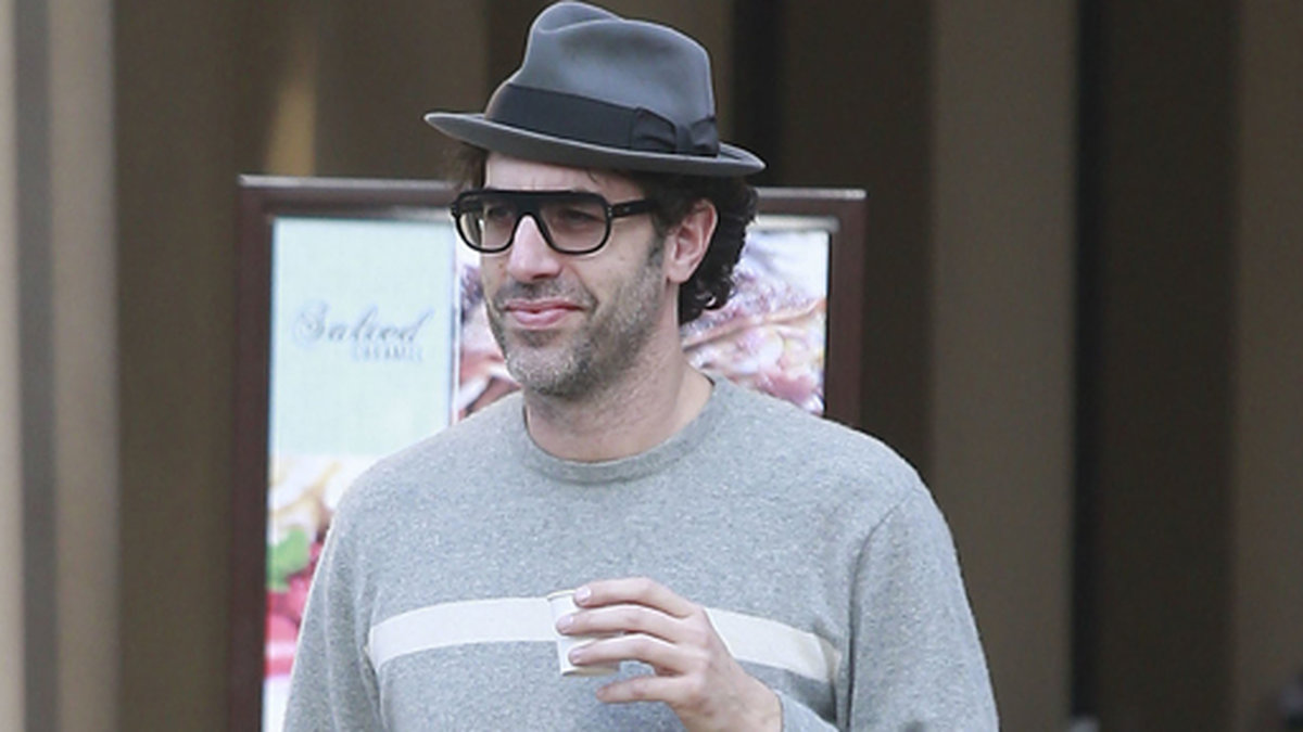 Borat-stjärnan Sacha Baron Cohen tar en kaffe i Beverly Hills. 