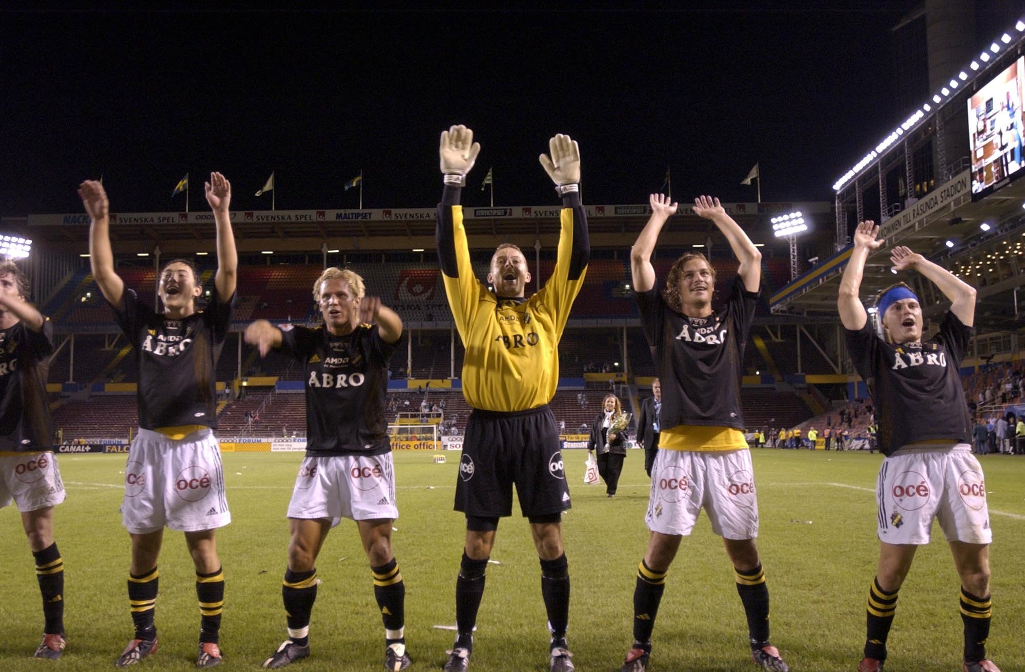 2000: AIK firar derbyseger mot Hammarby. 2–0 blev det. 2000: AIK firar derbyseger mot Hammarby. 2–0 blev det.