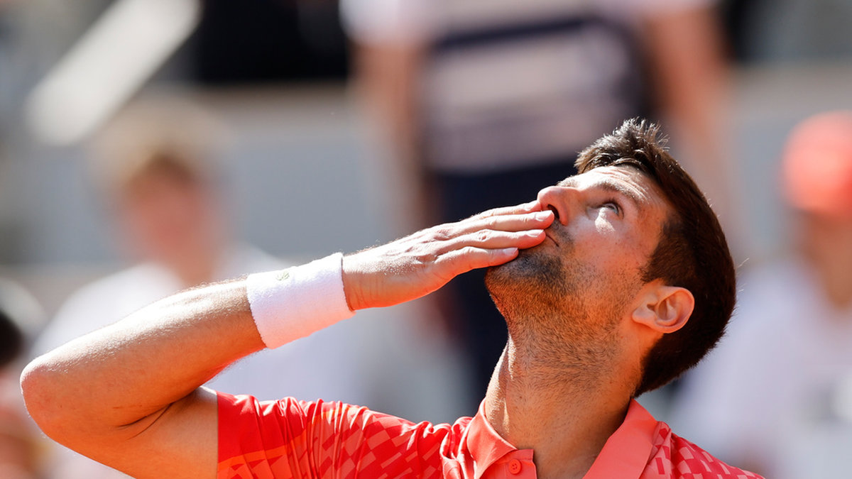 Novak Djokovic tog sig enkelt vidare till andra omgången i Franska mästerskapen.