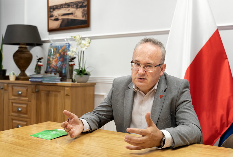 Miroslaw Karolczuk, borgmästare i Augustów, på sitt kontor.