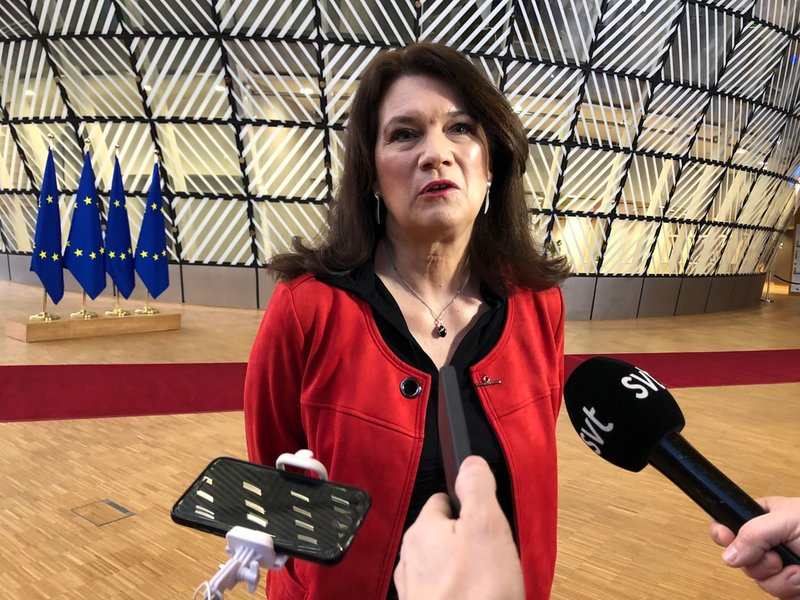 Utrikesminister Ann Linde på väg in till måndagens EU-möte i Bryssel.