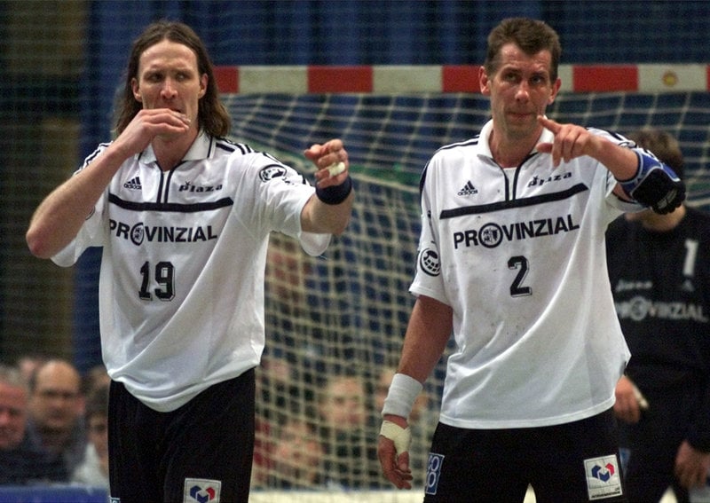Staffan Olsson och Magnus Wislander spelade tillsammans i tyska THW Kiel. Foto: Heribert Proepper/AP/TT Staffan Olsson och Magnus Wislander spelade tillsammans i tyska THW Kiel. Foto: Heribert Proepper/AP/TT