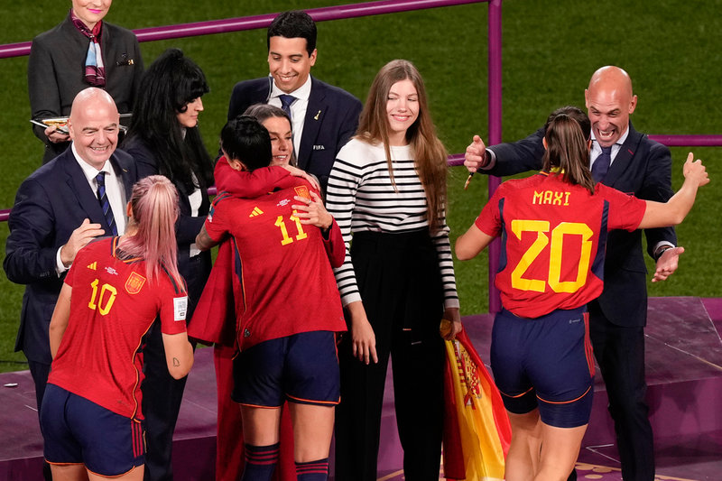 Spanska fotbollsförbundets ordförande Luis Rubiales, längst ut till höger, kysste mittfältsstjärnan Jennifer Hermoso på munnen under VM-guldfirandet och fick motta hård kritik.