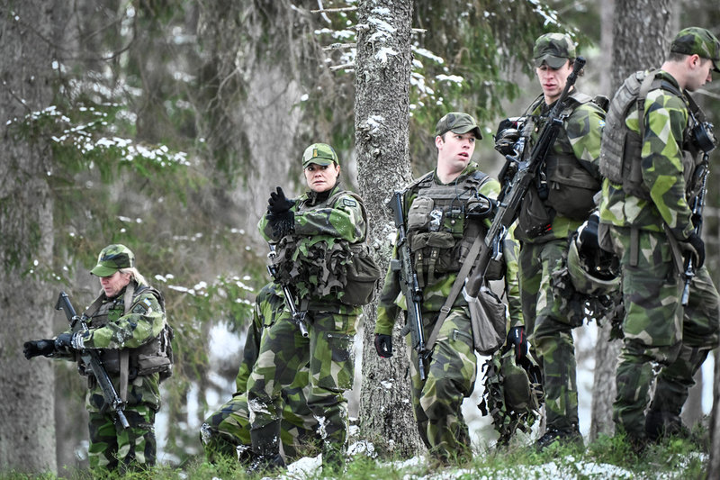 Teori och praktik har blandats under utbildningen. Här en praktisk övning vid Stockholms amfibieregemente i Berga i november.