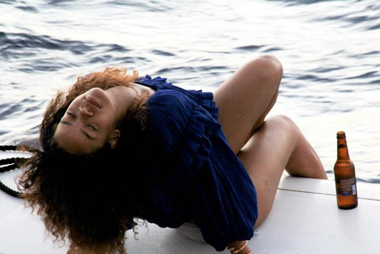 Rihanna njuter av en bärs vid vattenbrynet. 