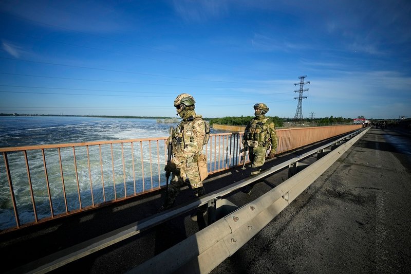 Ryska soldater patrullerar vid ett vattenkraftverk på floden Dnepr i ockuperade Cherson. Bilden togs på en pressvisning som organiserades av Rysslands försvarsdepartement, den 20 maj. Arkivbild.