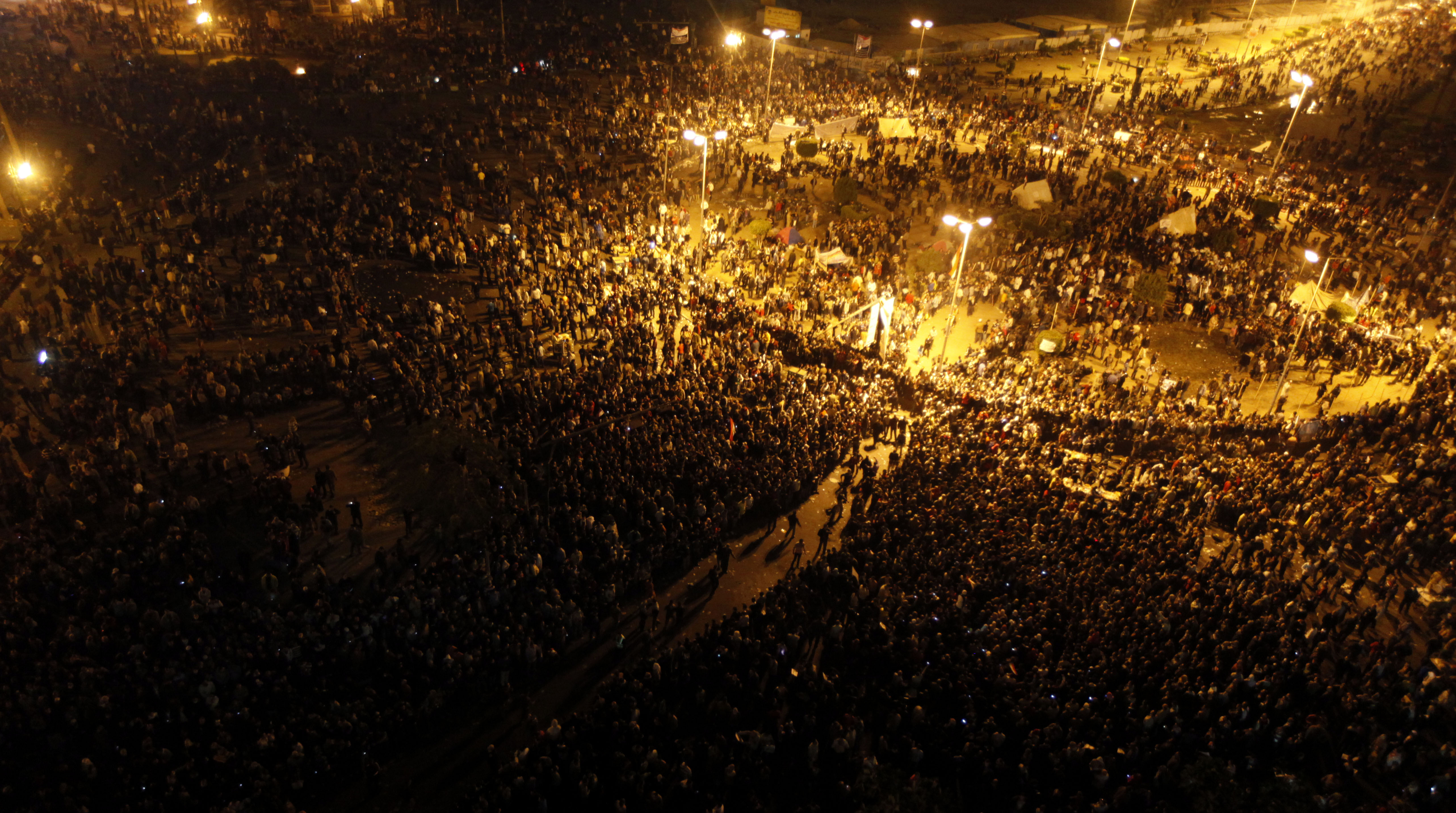 Tusentals demonstranter strömmade till Tahirtorget efter beskedet.