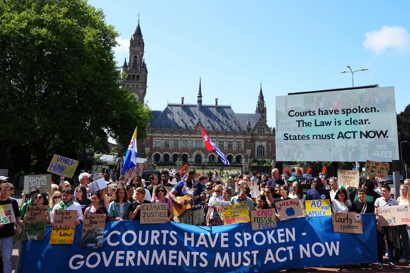 Klimataktivister demonstrerar utanför Fredspalatset i Haag, där ICJ har sitt säte, under onsdagen.