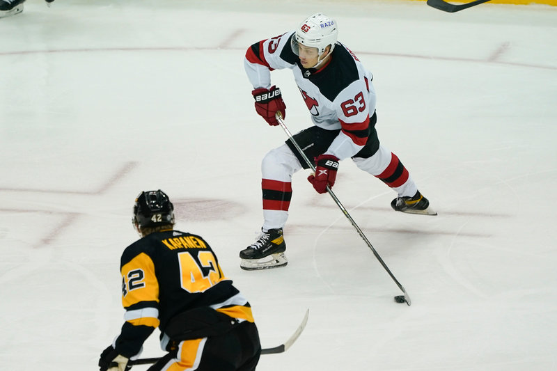 New Jersey Devils Jesper Bratt gjorde två mål och en assist mot Pittsburgh.