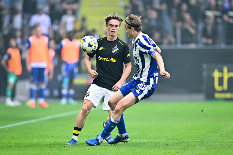 Debutanten Yannick Geiger i duell med IFK Göteborgs lagkapten August Erlingmark.