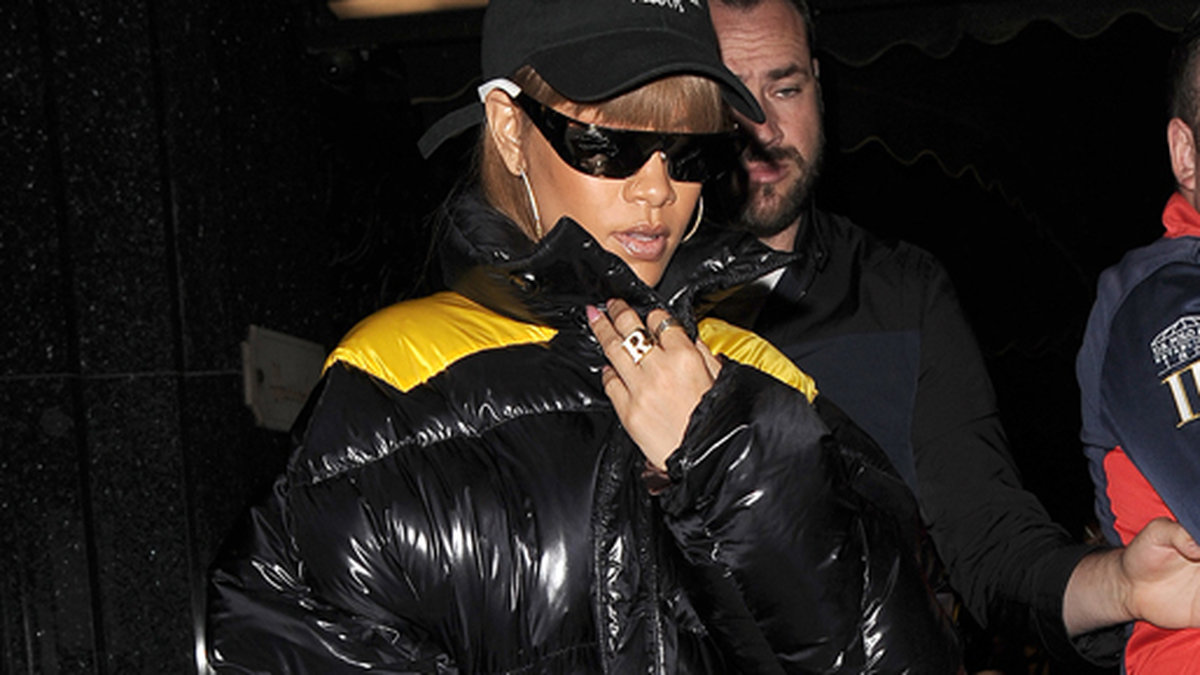 Rihanna har burit många speciella outfits på sistone. Här ser vi henne i London med en rejäl dunjacka. 