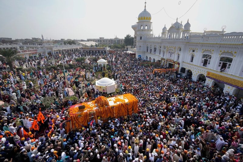 Så här kan det se ut när sikher samlas för att högtidlighålla religionens upphovsman, Guru Nanak, i Nankana Sahib. Bilden togs vid firandet i november 2022.