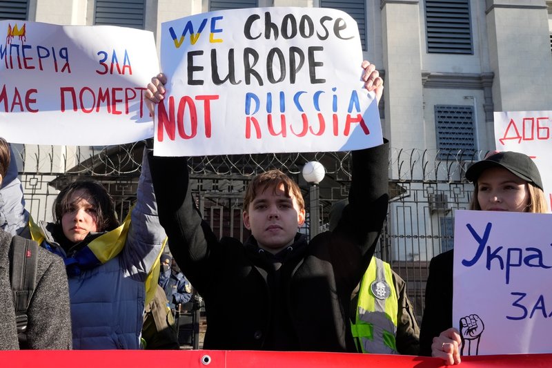 Demonstranter har samlats utanför ryska ambassaden i Kiev efter att Ryssland förklarat utbrytarregionerna Luhansk och Donetsk självständiga.