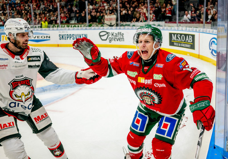 Max Friberg får hjälp i samband med skräckskadan i Scandinavium. Arkivbild.