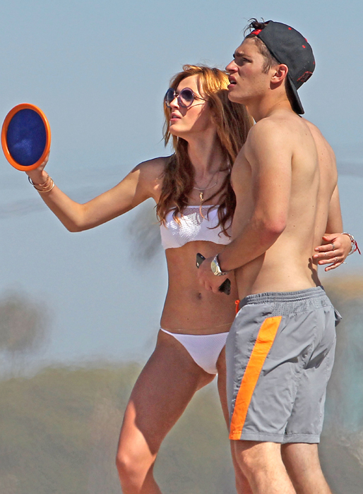 Bella Thorne och hennes pojkvän Gregg Sulkin lattjar på stranden. Bella Thorne och hennes pojkvän Gregg Sulkin lattjar på stranden.