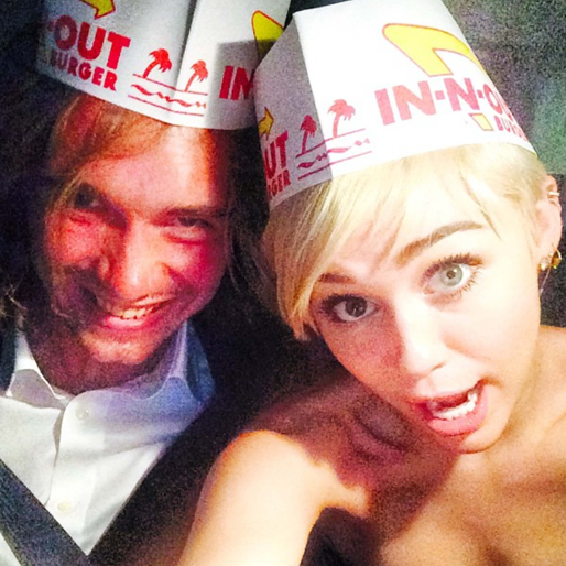 Miley Cyrus med sin hemlösa dejt som hon tog med sig till VMA-galan. Miley Cyrus med sin hemlösa dejt som hon tog med sig till VMA-galan.