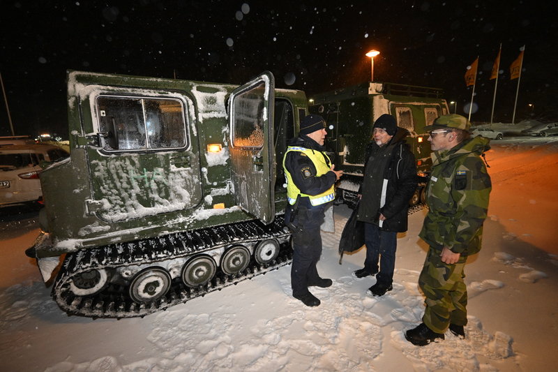 Hemvärnet och polisen på plats med bandvagn vid Ekerödsrasten på E22.