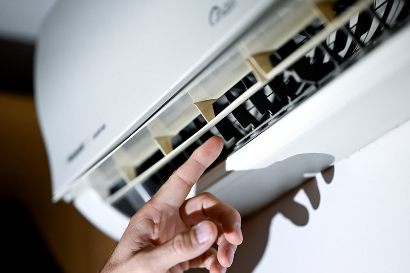 Familjens luftvärmepump har runt 15 år på nacken. Familjen får rådet att börja förbereda sig för att köpa en ny så att de slipper panikköpa en om den går sönder. De kan även överväga att sätta in en till på undervåningen, enligt energirådgivaren Ted Lundberg.