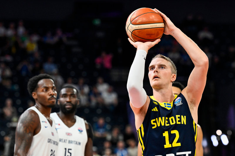 Sveriges Ludvig Håkanson med ett straffkast under gruppspelsmatchen mot Storbritannien. Arkivbild.