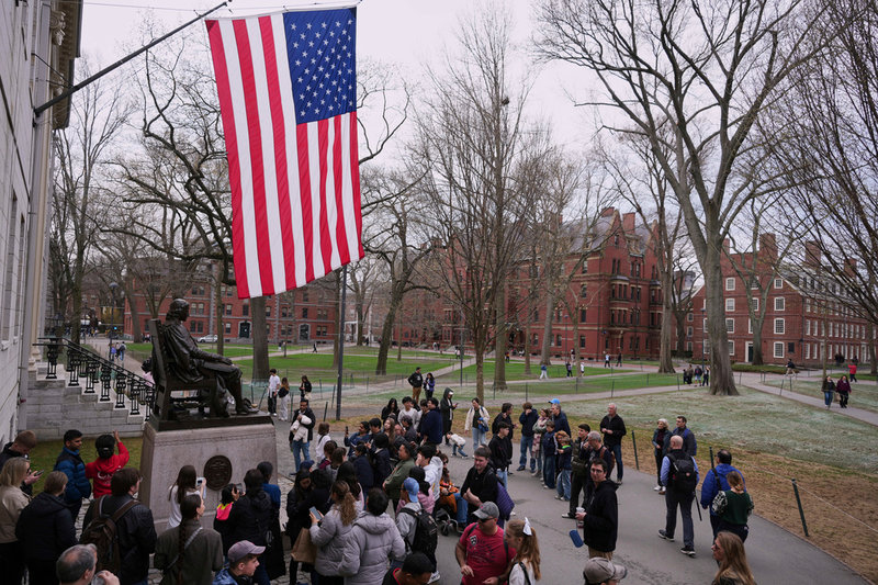 Besökare i omlopp på Harvard-universitetets campus i Cambridge, Massachussetts. Arkivbild.