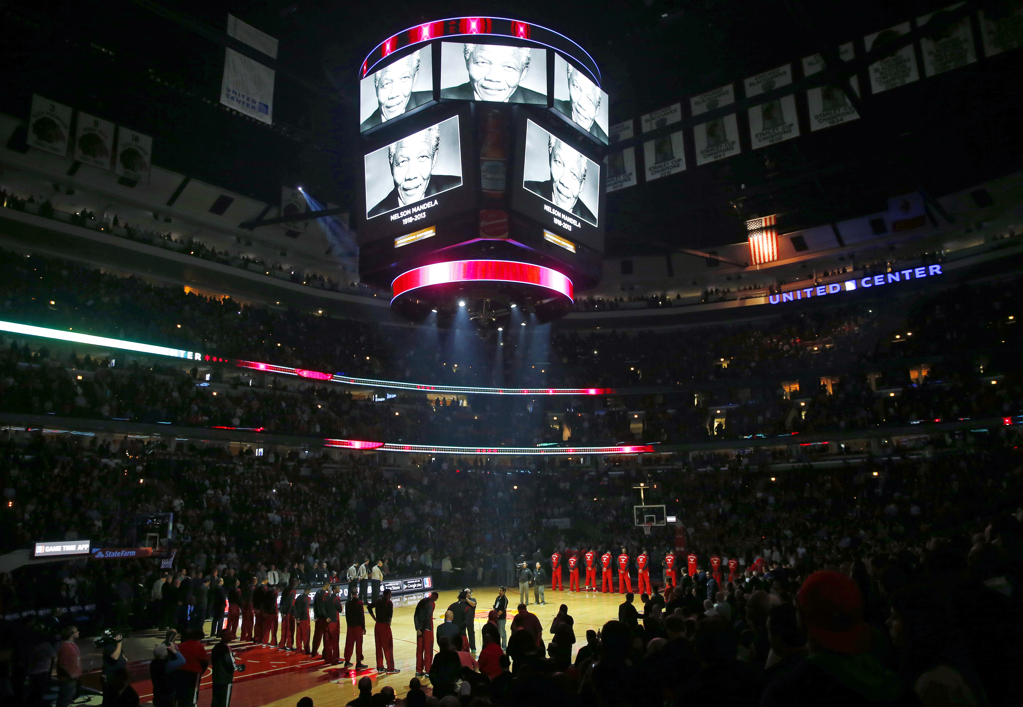 Tyst minut inför NBA-matchen i basket mellan Miami Heat och Chicago Bulls. Tyst minut inför NBA-matchen i basket mellan Miami Heat och Chicago Bulls.