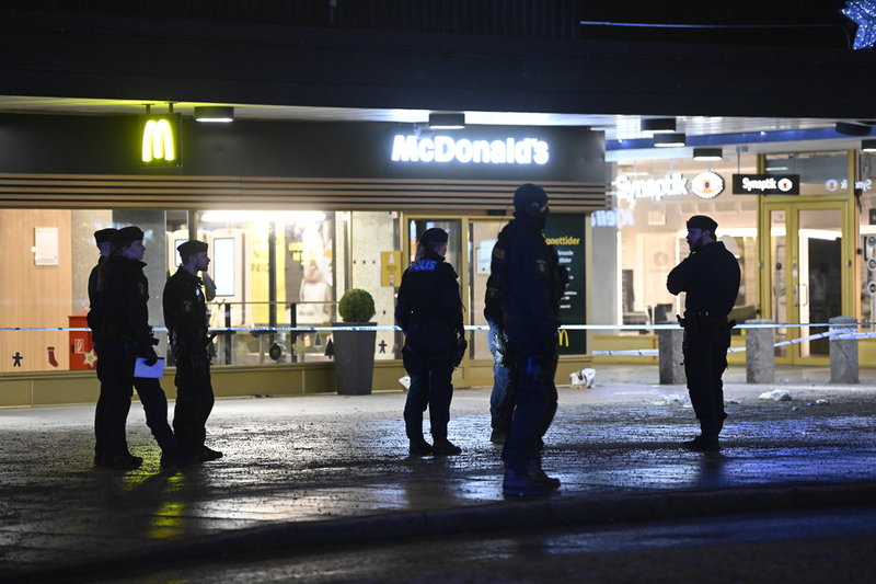 Poliser utanför McDonaldsrestaurangen där dödsskjutningen skedde.