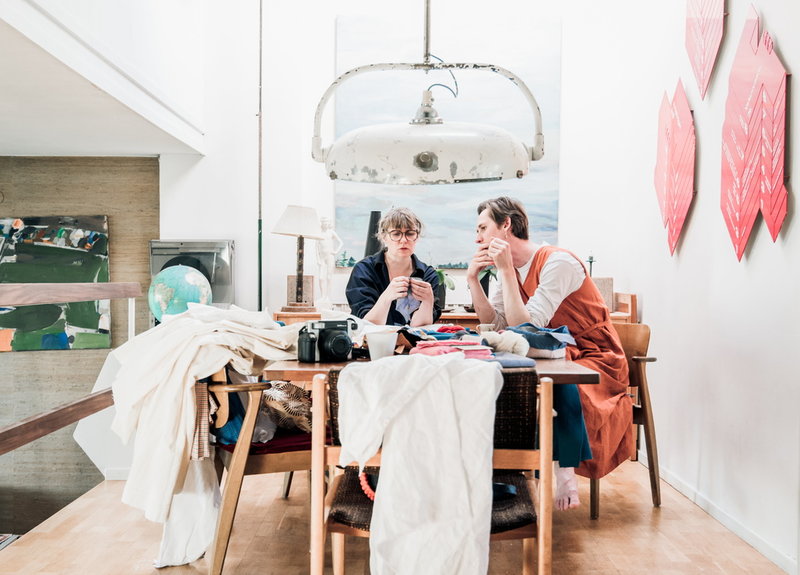 Bäckadräkten är ett projekt som vill främja en öppnare folkkultur genom att utveckla och tänja på gränserna bortom det binära. Visionen är att få fler personer att känna sig inkluderade i folkkulturen och i samhället i stort. Pressbild.