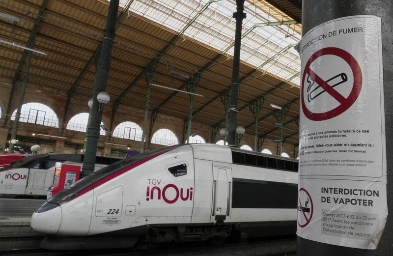 Ingen rökning, inga e-cigaretter, på tågstationen Gare du Nord i Paris. Rökning har förbjudits på många offentliga platser i Frankrike. Arkivbild.