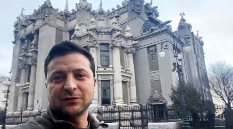 Ukrainas president Volodymyr Zelenskyj i sitt egeninspelade filmklipp från centrala Kiev, som publicerades på lördagsmorgonen.